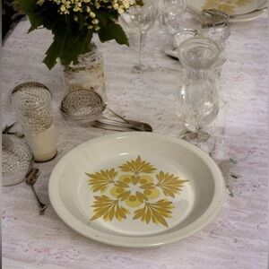 Vintage 1960’s 10” Ceramic Pie Dish In Cream & Harvest Gold